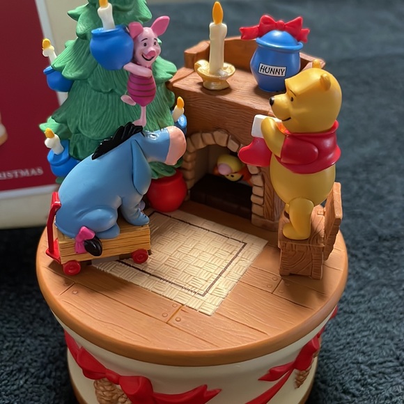 Disney Winnie the Pooh “Getting Ready For Christmas” Windup Music Magic & move - Picture 2 of 4